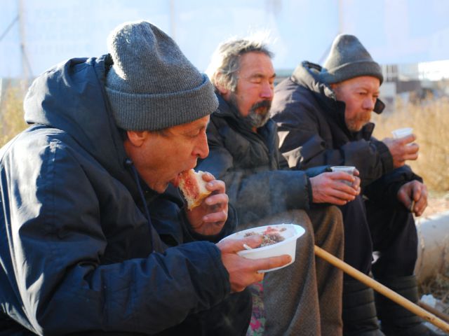 В Запорожье работают пункты горячего питания для бездомных