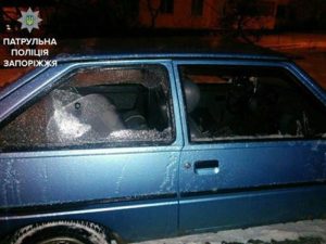 Запорожанка разбила стекла чужого авто из-за обиды - ФОТО