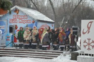 Несмотря на плохую погоду, запорожцы продолжают отмечать зимние праздники – ФОТОРЕПОРТАЖ