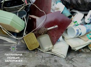 В Запорожье во дворе дома нашли гранату в мусорном баке - ФОТО