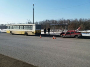 В Запорожье на Хортице легковушка врезалась в автобус с пассажирами - ФОТО