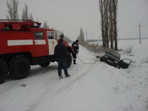 В Запорожской области машина слетела с дороги в кювет - ФОТО