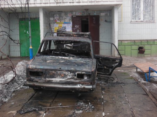 В Запорожье возле подъезда сгорел автомобиль - ФОТО, ВИДЕО