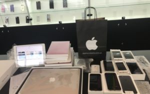 В запорожском магазине изъяли контрабандную технику Apple - ФОТО