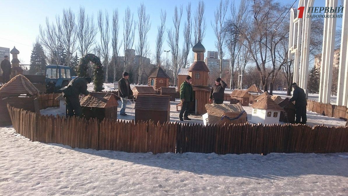 На площади Фестивальной демонтируют новогодний городок - ФОТО