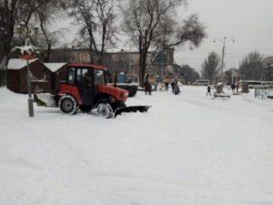 Почти 1000 запорожских дворников расчищали город от снега