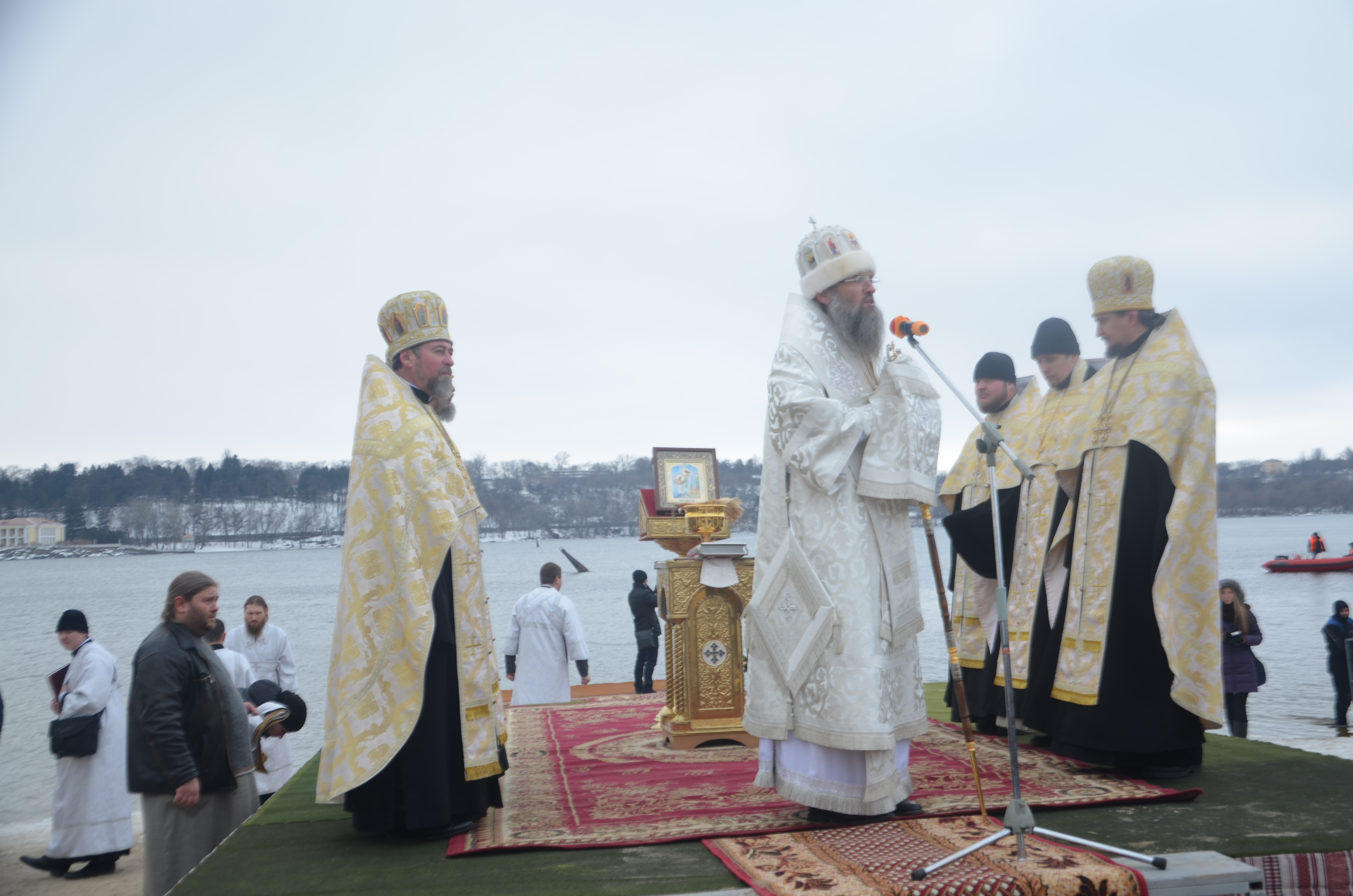 Запорожский губернатор и митрополит окунулись в водах Днепра - ФОТО