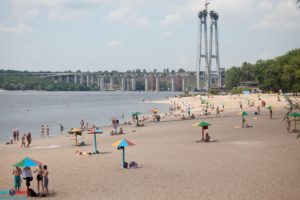 Запорожцы требуют привести городские пляжи в порядок