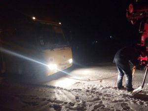 В Запорожской области школьный автобус попал в снежный плен - ФОТО