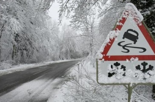 В Запорожской области трактор застрял в снежном сугробе