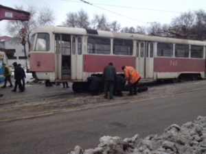 В Запорожье трамвай сошел с рельсов - ФОТО, ВИДЕО