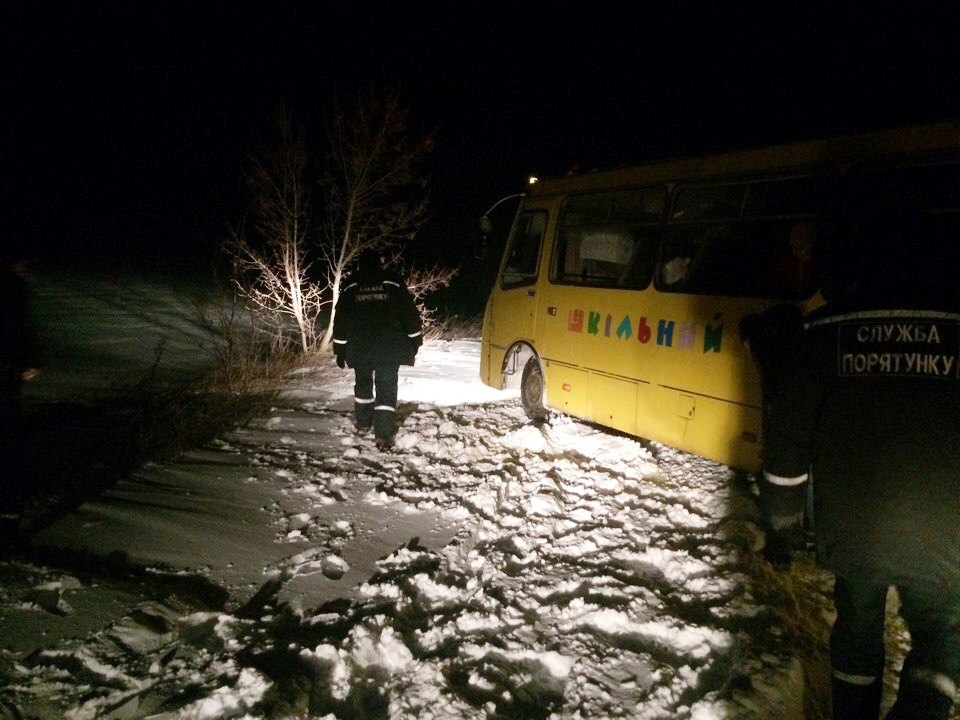 В Запорожской области школьный автобус снова оказался в снежном плену
