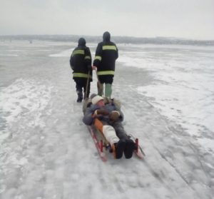 В Запорожской области спасатели эвакуировали рыбака, сломавшего ногу - ФОТО