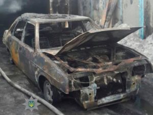 В Запорожье молодые парни случайно взорвали чужой автомобиль - ФОТО