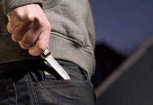 В Запорожье рецидивист, угрожая ножом, ограбил 25-летнюю девушку