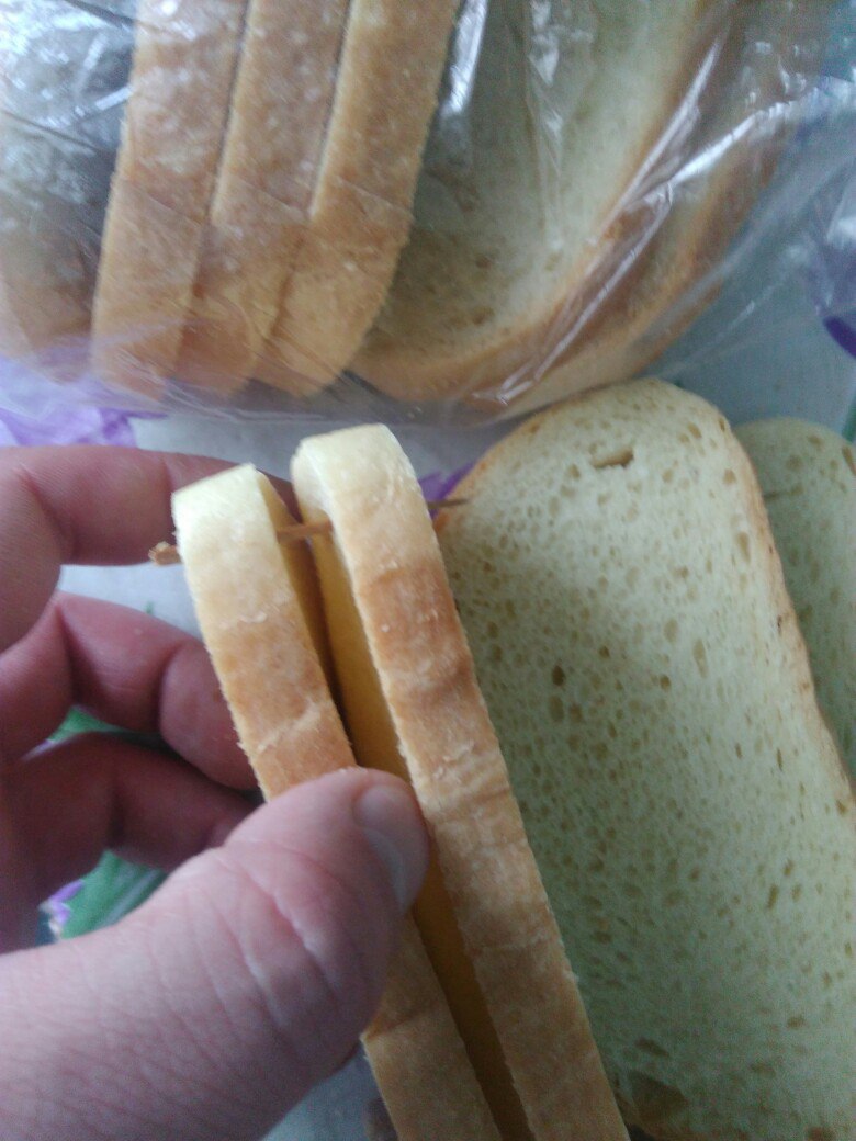 Житель Запорожья купил в супермаркете хлеб с деревянной 