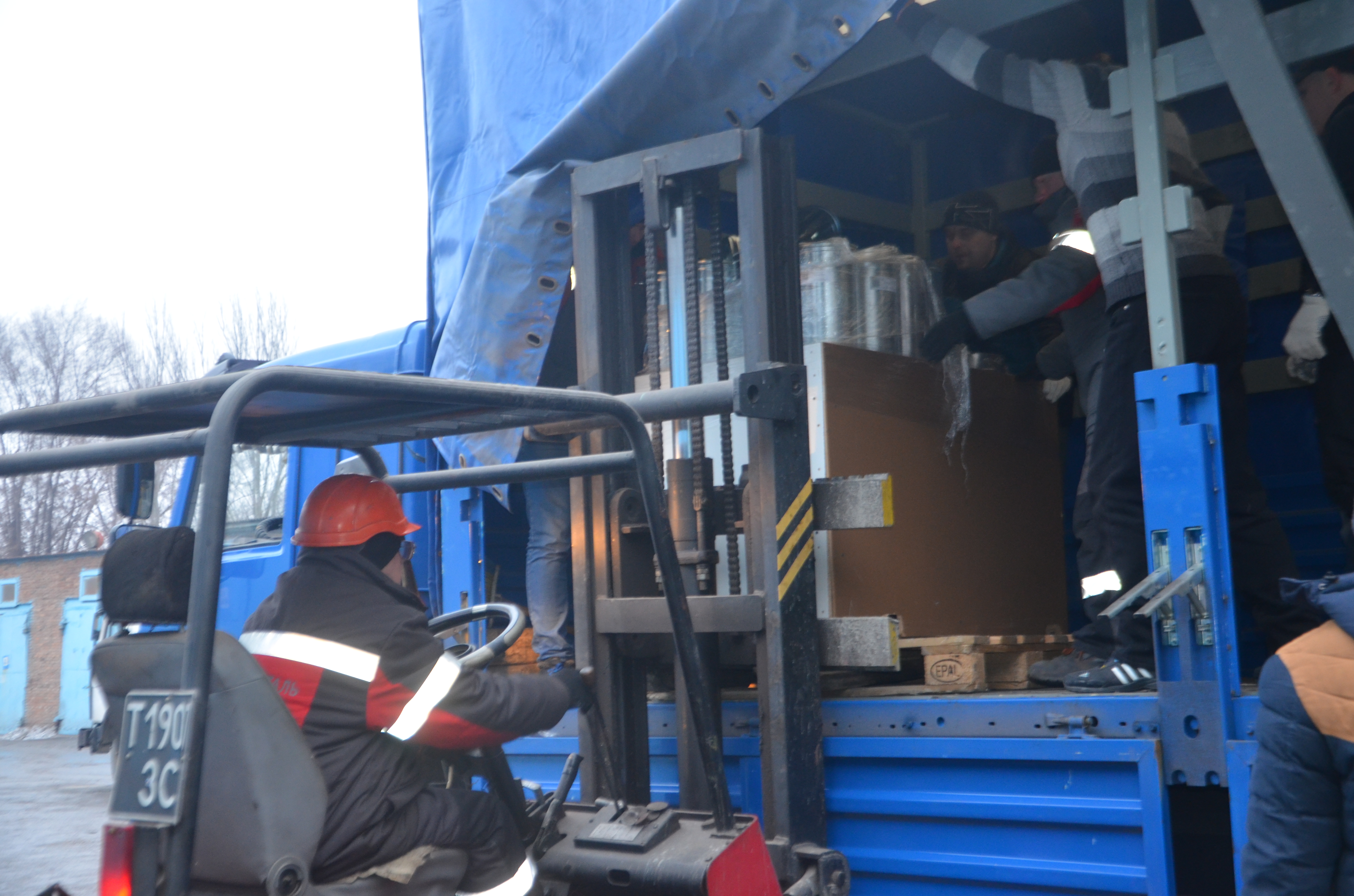 В Запорожье отправили гуманитарную помощь для Авдеевки, которая поможет восстановить свет и согреться мирным жителям - ФОТО