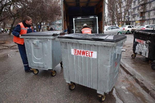 В запорожских дворах меняют контейнеры для мусора - ФОТО