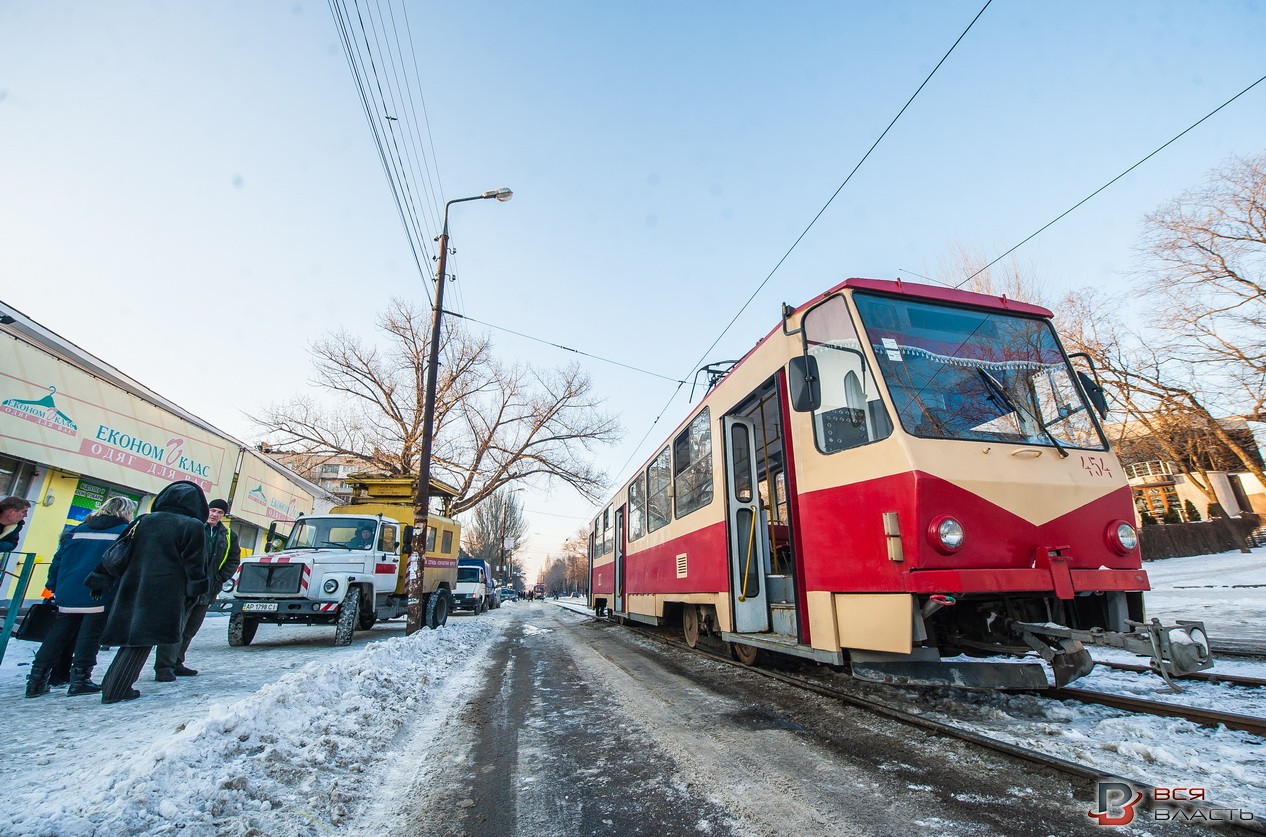 В Запорожье чуть не загорелся трамвай с пассажирами - ФОТО