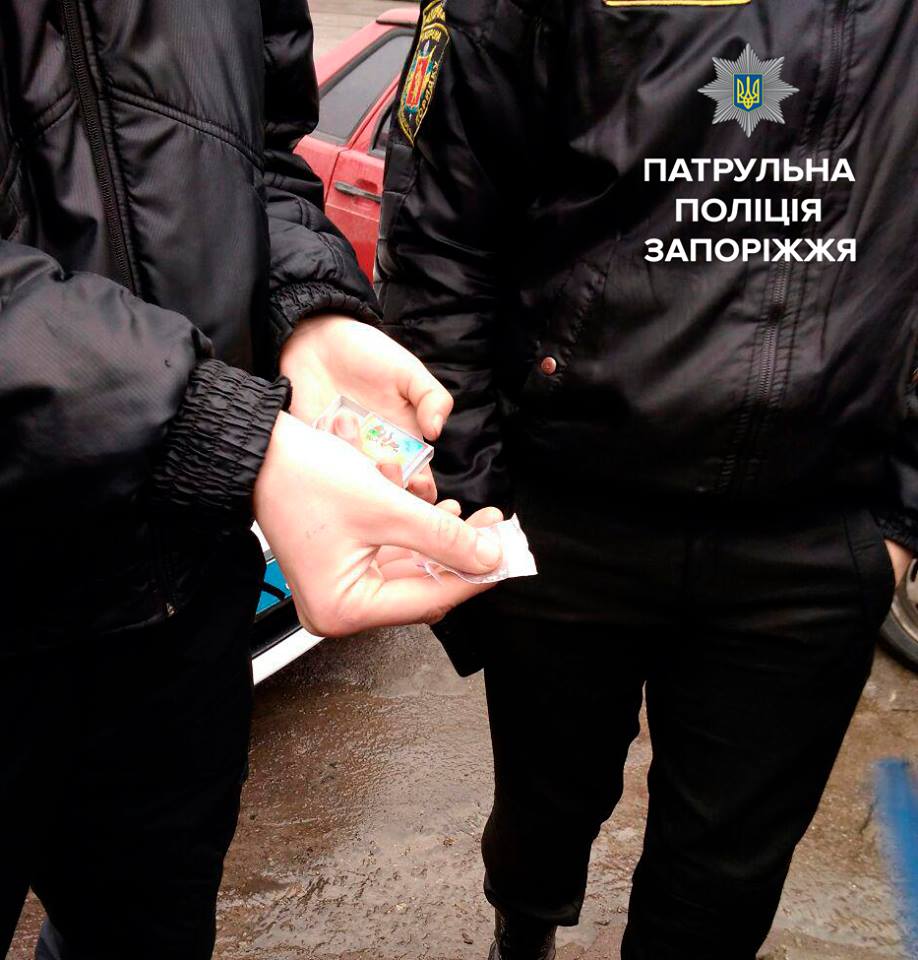 Запорожские патрульные задержали парня с наркотиками-кристаллами - ФОТО
