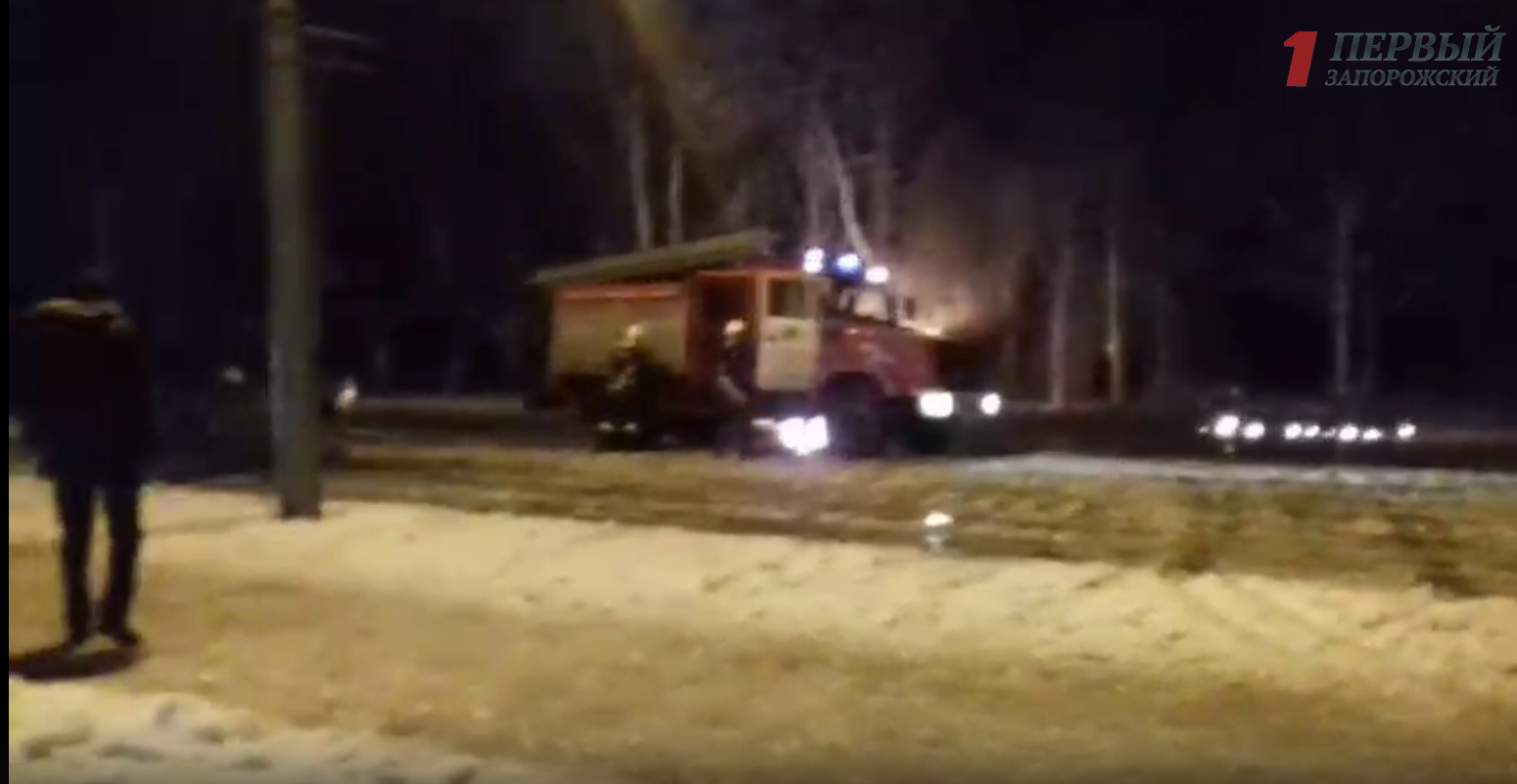 Появилось видео горящего возле Дворца культуры автомобиля - ВИДЕО
