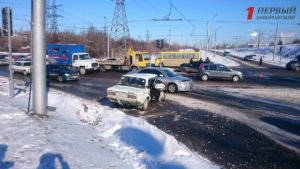 В Запорожье около моста Преображенского произошло серьезное ДТП - ФОТО