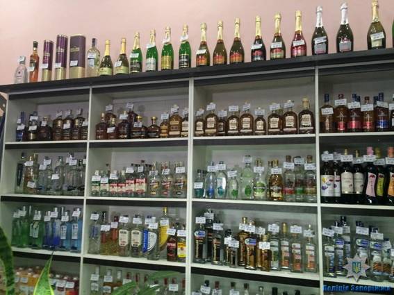 В запорожском магазине продавали алкоголь и сигареты без лицензии - ФОТО