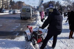 Заместитель городского головы Владимир Волобуев протестировал мини-снегоочистительный аппарат от «Мотор-Сичи»