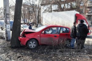 В Запорожье легковой автомобиль влетел в дерево - ФОТО