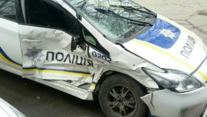 В Запорожье в полицейский Prius врезался автомобиль охранной фирмы - ФОТО