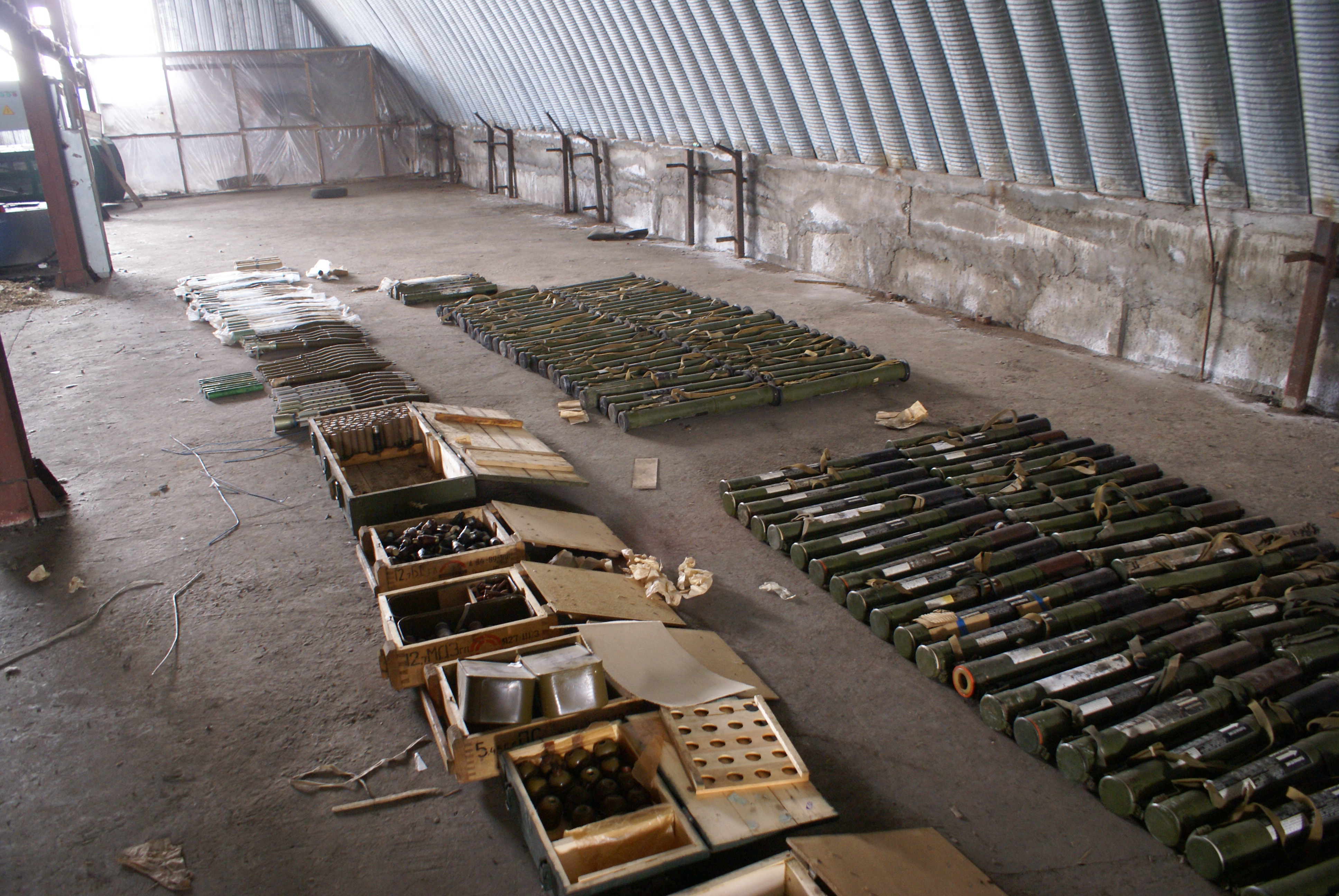 В селе под Запорожьем обнаружили огромный склад опасных боеприпасов - ФОТО, ВИДЕО
