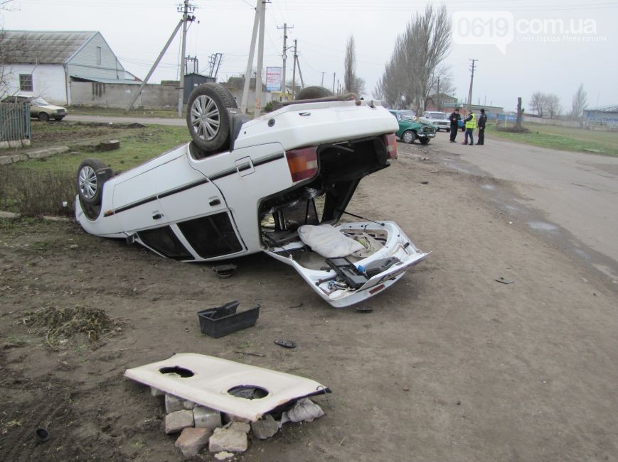 В Запорожской области в результате ДТП перевернулся автомобиль - ФОТО