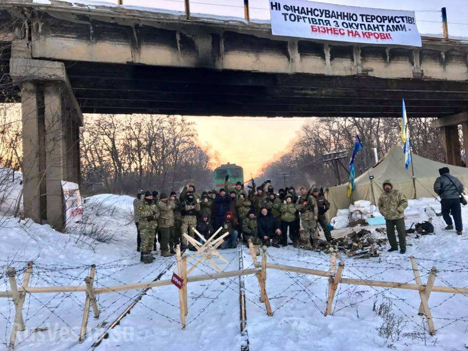 Блокада Донбасса: активистам предлагали по 400 гривен в день