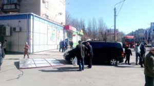 В Запорожской области на девушку свалился рекламный щит – ФОТО
