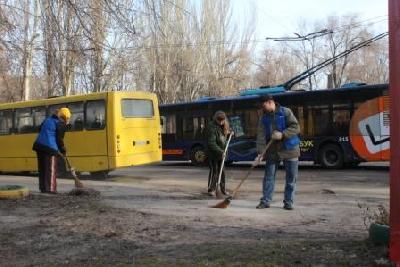 Запорожские маршрутчики занимаются уборкой остановок