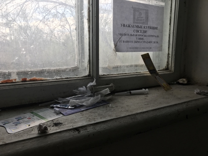 В Запорожской области наркоманы устроили притон в подъезде жилого дома - ФОТО