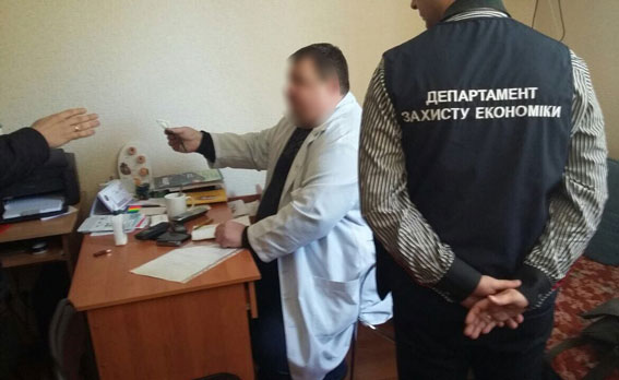 В Запорожье задержали врача, который требовал деньги за оформление инвалидности - ФОТО