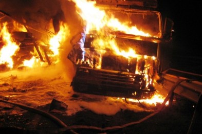 На запорожской трассе сгорел грузовик - ВИДЕО