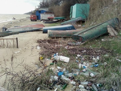 В Запорожской области одно из предприятий самовольно захватило участок земли и загрязнило ее отходами