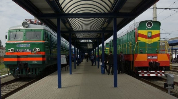 Новый начальник Приднепровской железной дороги задекларировал 13 миллионов гривен «налички», телевизор за полмиллиона гривен, дорогостоящие картины и библиотеку