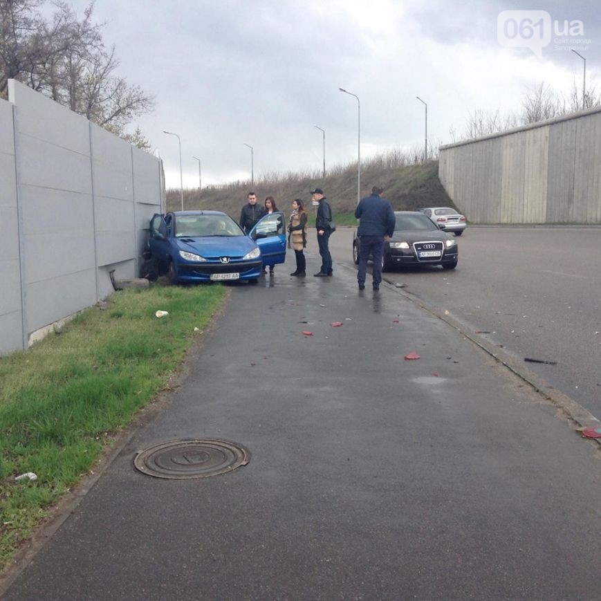 На Хортице произошло ДТП: от удара одна из машин влетела в забор - ФОТО