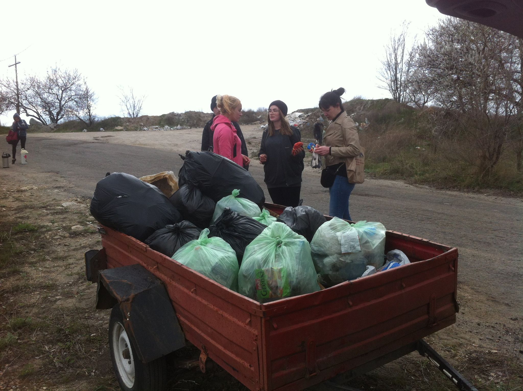В Запорожье во время субботника на заповедной территории собрали 40 мешков мусора - ФОТО