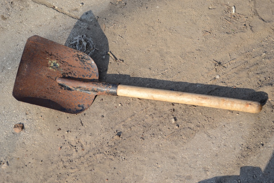 В Запорожской области мужчина убил товарища лопатой