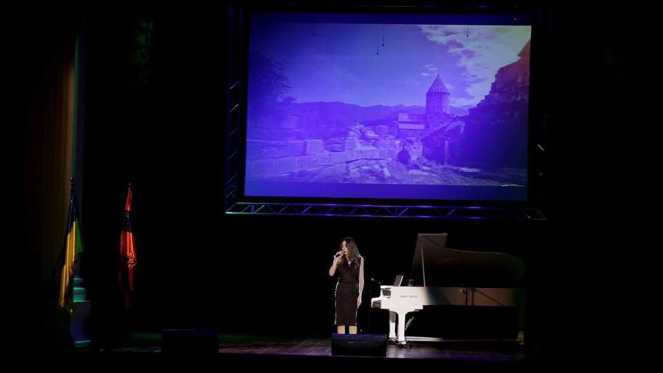 В Запорожье выступили звездные участники шоу «Голос країни» в поддержку жертв геноцида армян – ФОТО