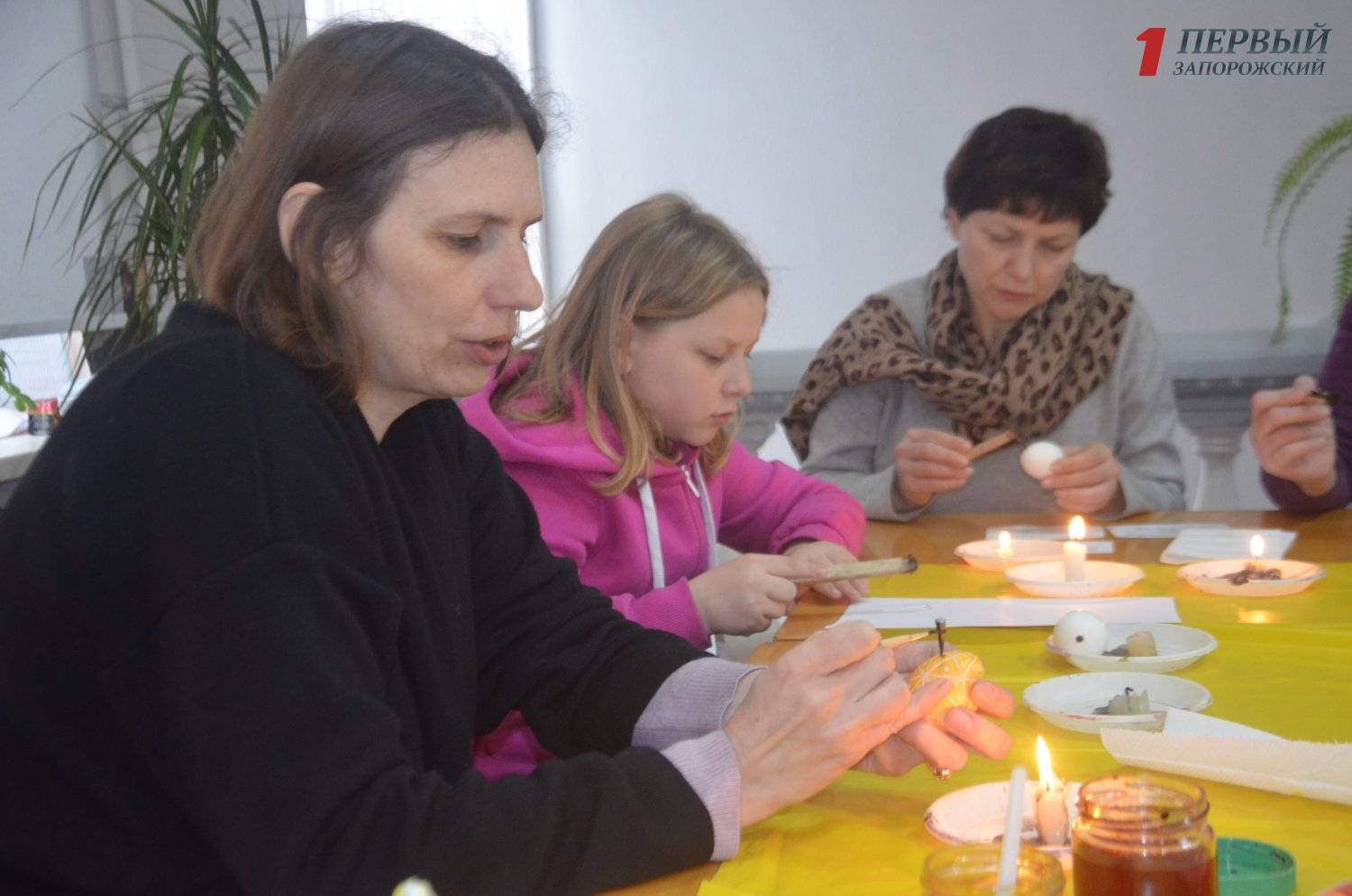 В Запорожье состоялся мастер-класс по росписи пасхальных яиц - ФОТО