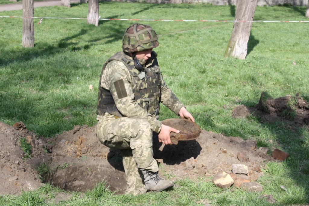 В центре Запорожья коммунальщики обнаружили противотанковую мину - ФОТО