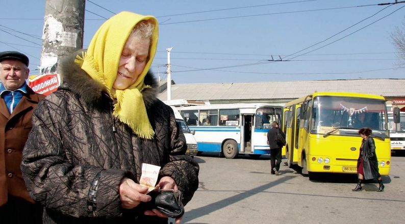 В Запорожье водитель маршрутки выгнал старушку, у которой не хватило денег на проезд