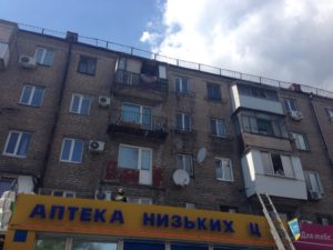 В запорожской многоэтажке обвалились балконы - ФОТО
