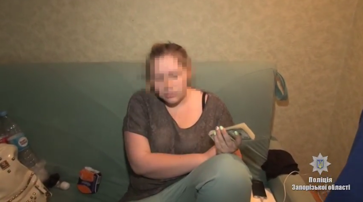 Появилось видео задержания супругов, продавших в Запорожье новорожденную дочь - ВИДЕО