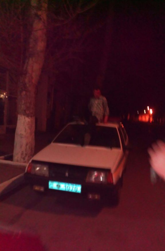 Житель Запорожской области поплатился за танец на крыше полицейской машины